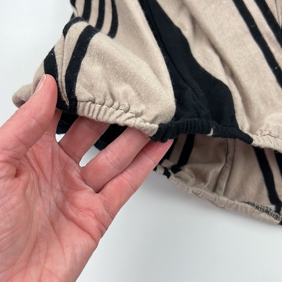 Max Studio Sleeveless V NeckTank Top - Picture 6 of 8